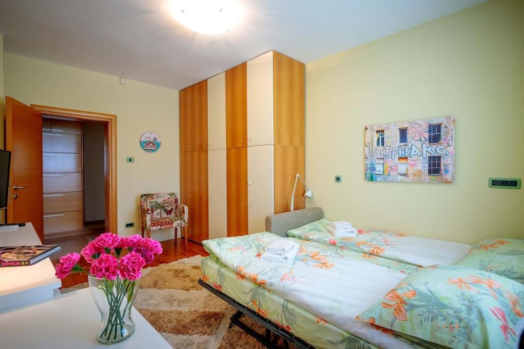 Green Apartment - Top Location, Near City Center! Sofia Luaran gambar